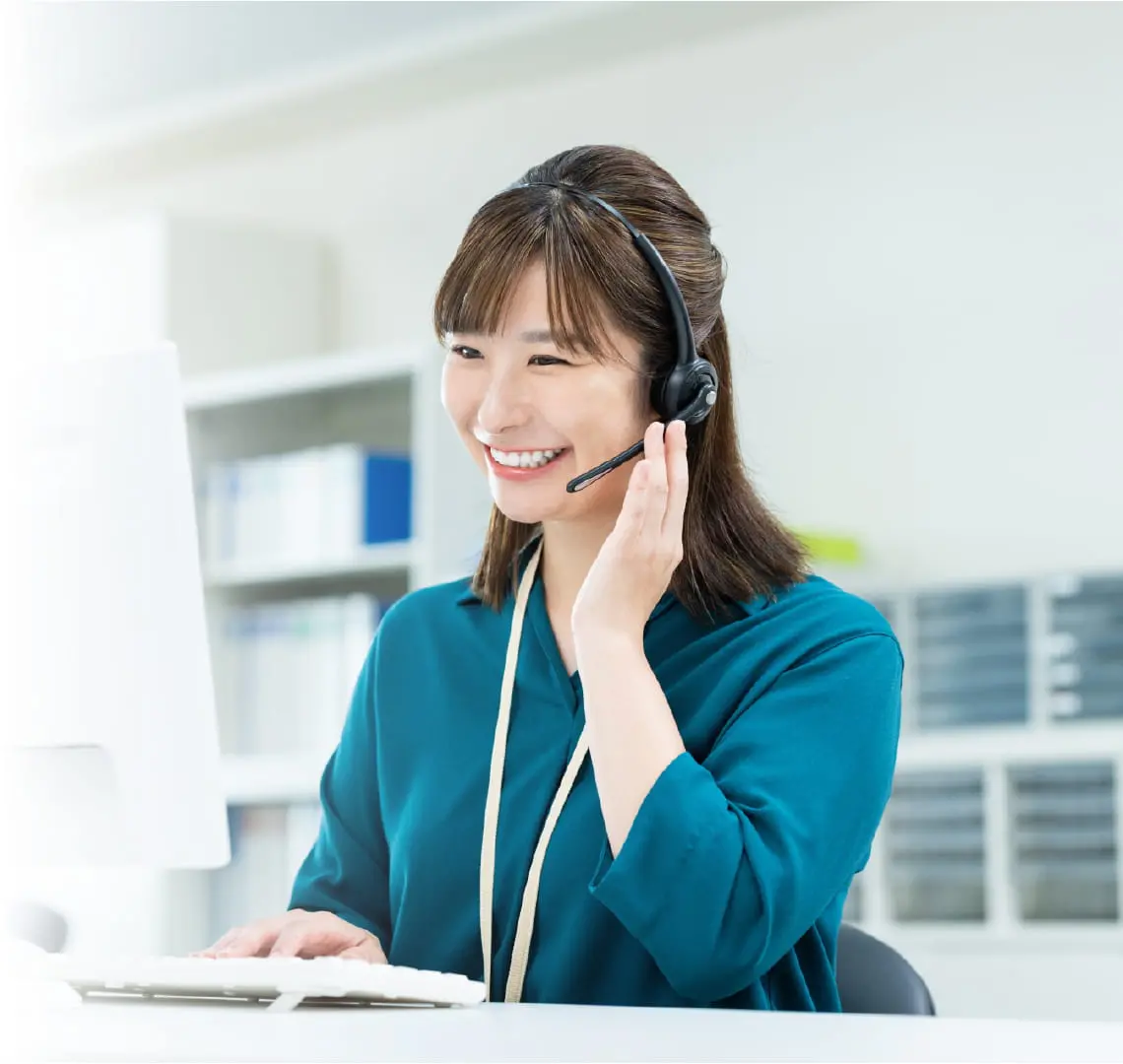 電話対応する女性社員